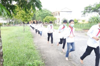 Thầy trò trong tiết thể dục